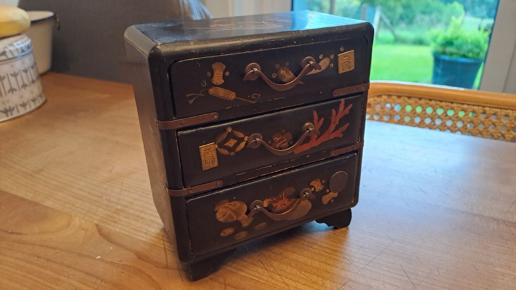 Cassettiere: hübsche antike Miniatur Kommode Schatulle Japan bemalt – Usato da schönholzerswilen venduto da Vistapoint 1