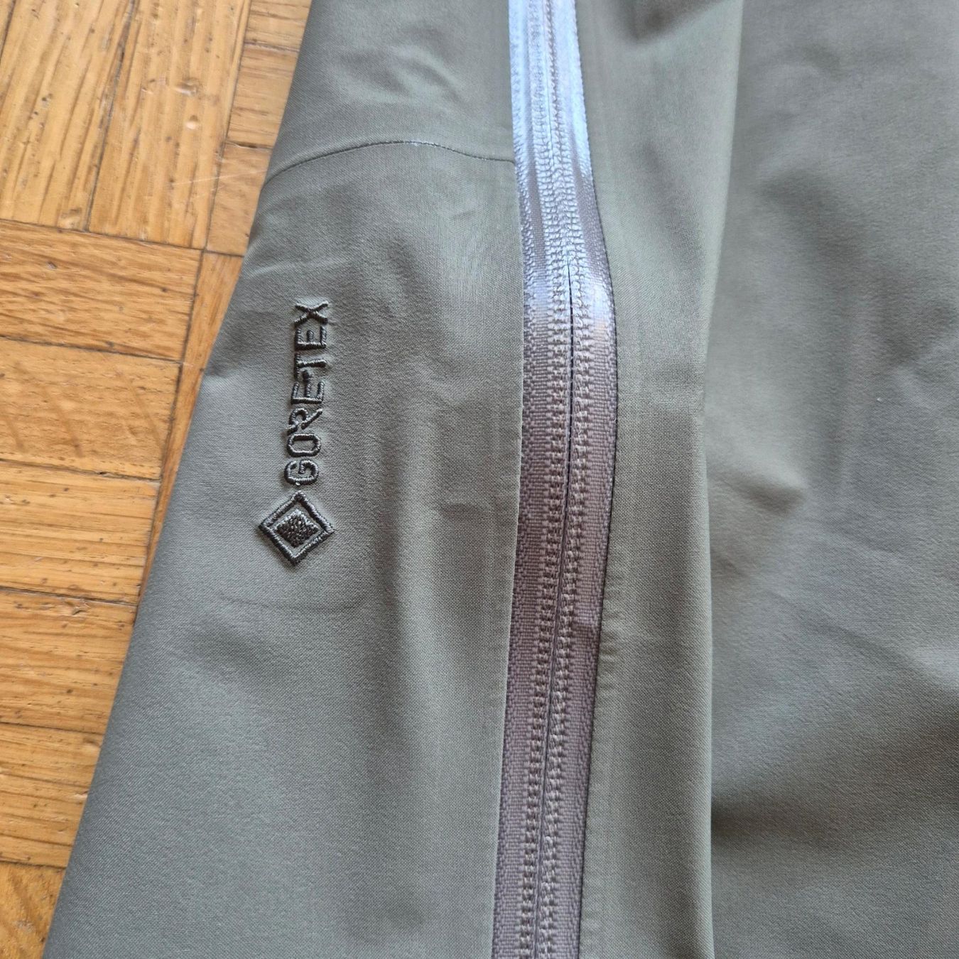 Arcteryx Pantaloni: Arc'teryx GORE-TEX Beta Pant Men Size M – Nuovo e nell'imballaggio originale da Luzern venduto da nnamfuak 3