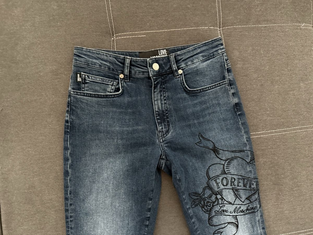 Jeans: Neue Jeans von Moschino Gr.26 – Nuovo e nell'imballaggio originale da Reinach AG venduto da innamac 1