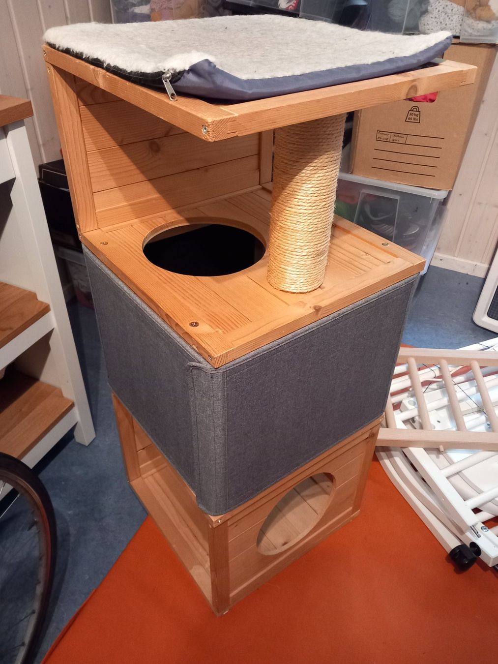 Tiragraffi: Katzenbaum, 3-stöckig, Holz & Stoff – Usato da Einsiedeln venduto da David.11