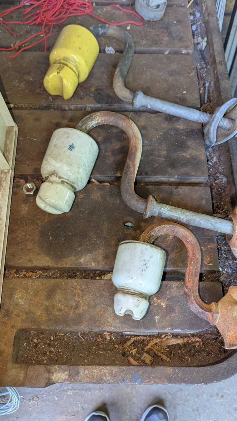 Stromzufuhr: Antike isolatoren. – Gebraucht aus Zürich von Gisraf 7