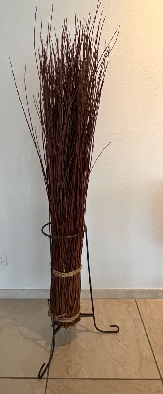 Toutes les décorations: Rustikale Herbstdeko: Zweigbündel mit Ständer – D'occasion à Balsthal par silennelis