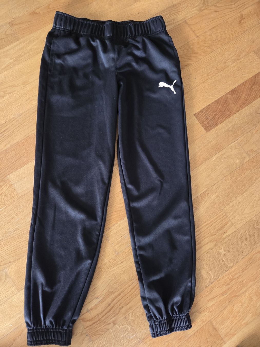 Puma Pantaloni: Neue Puma Trainingshose Grösse 164 – Nuovo (secondo la descrizione) da Rotkreuz venduto da honi02