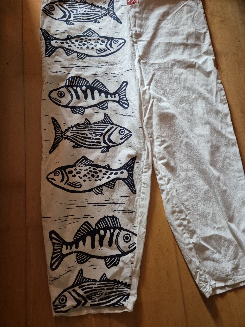 Pantaloni: Salopette motif poisson blanc taille L – Usato da Yverdon-les-Bains venduto da somiou 1