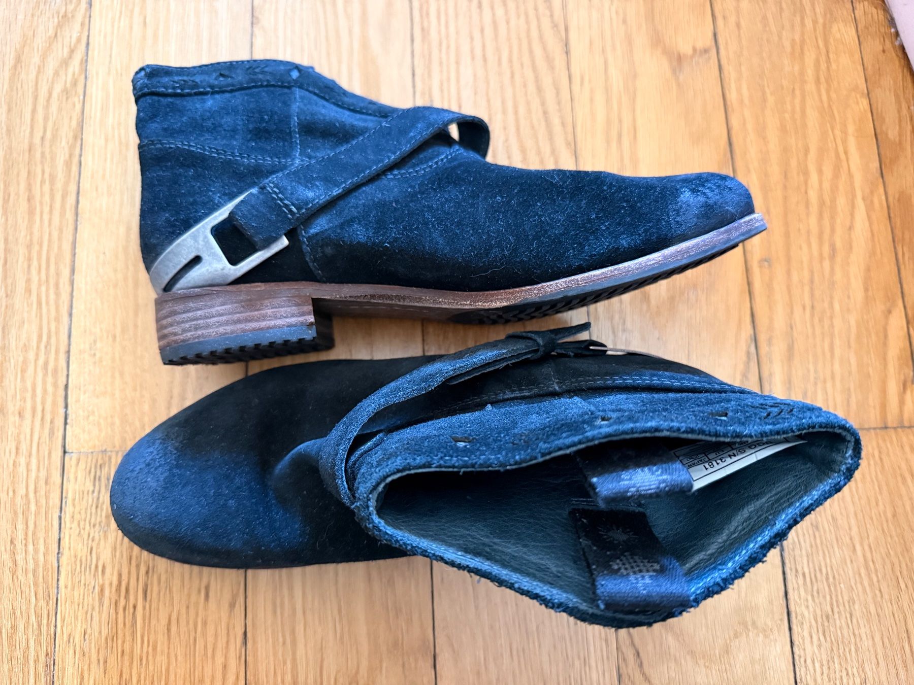 Ugg Scarpe da donna: Bottines UGG Noires en Daim - Taille 37 - Neuves! – Nuovo (secondo la descrizione) da Lausanne venduto da cat_656q 2