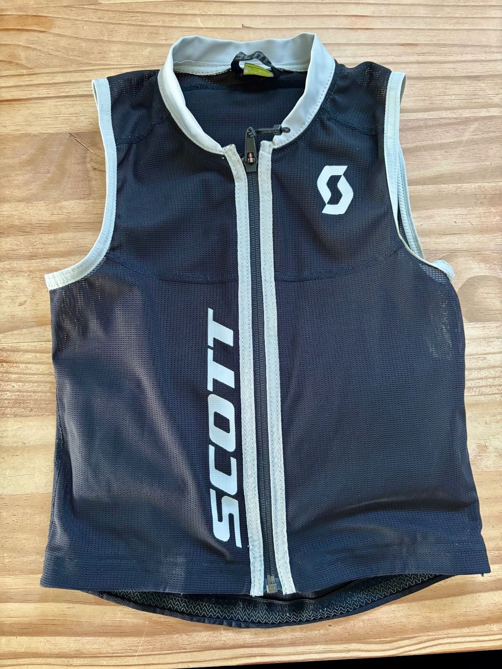 Protections: Scott Rückenprotektor Actifit Plus Junior XS – D'occasion à Chur par pomarenzli4