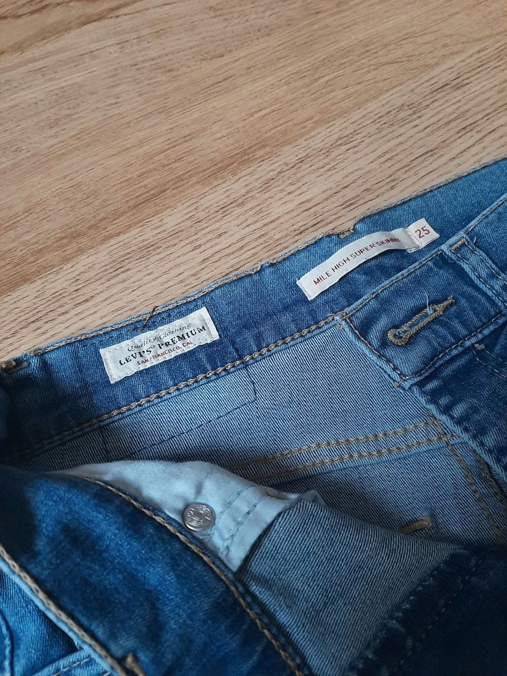 Levi's Jeans: Jeans Levi's – D'occasion à Neuchâtel par col_6rbm 3