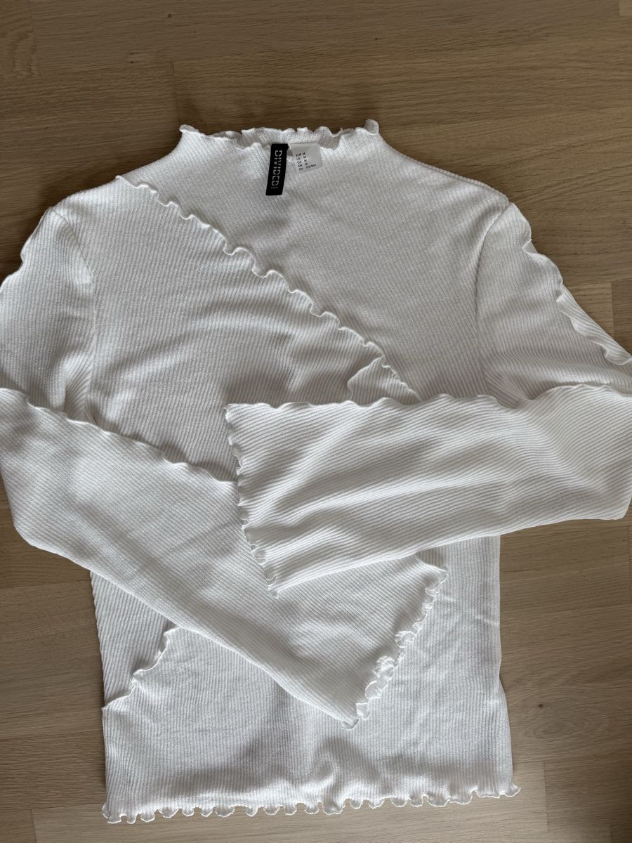H&M T-shirt: Weiss geripptes Langarmshirt mit  Rüschen Grösse M – Nuovo (secondo la descrizione) da Chur venduto da maxver98