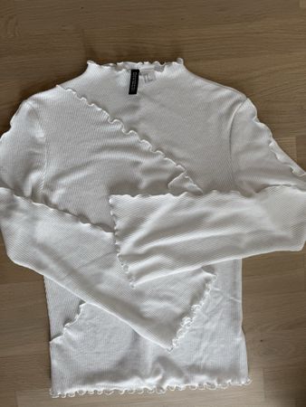 Weiss geripptes Langarmshirt mit  Rüschen Grösse M