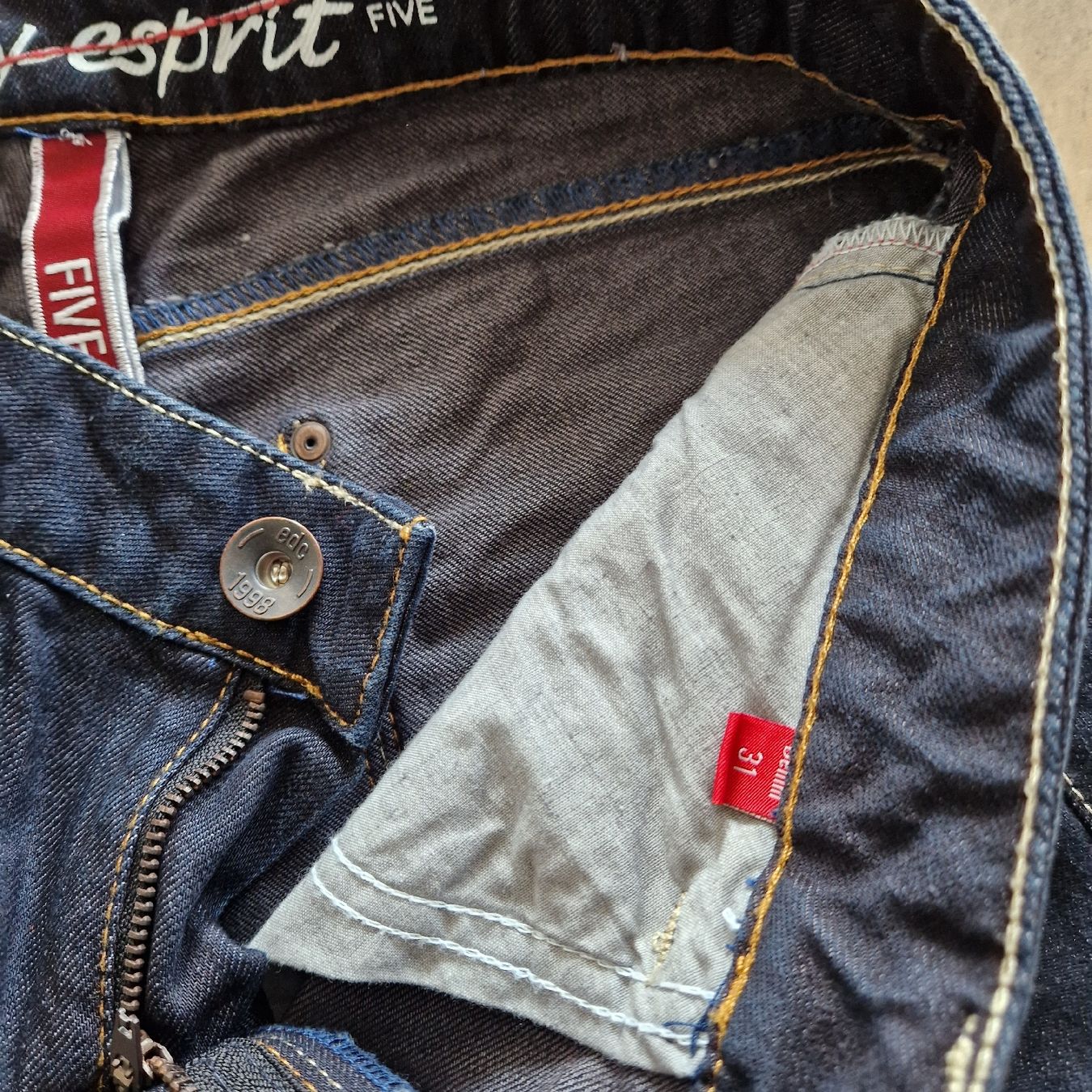 Esprit Pantaloni: Esprit Jeans Capri dunkelblau Grösse 31 – Usato da Roggliswil venduto da bi10do 2