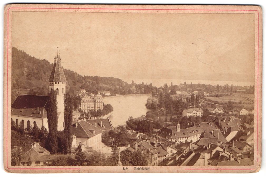 Fotografie & Manifesti: Fotografie Thoune, Ortsansicht mit Kirch – Usato da Berlin venduto da bartko-reher