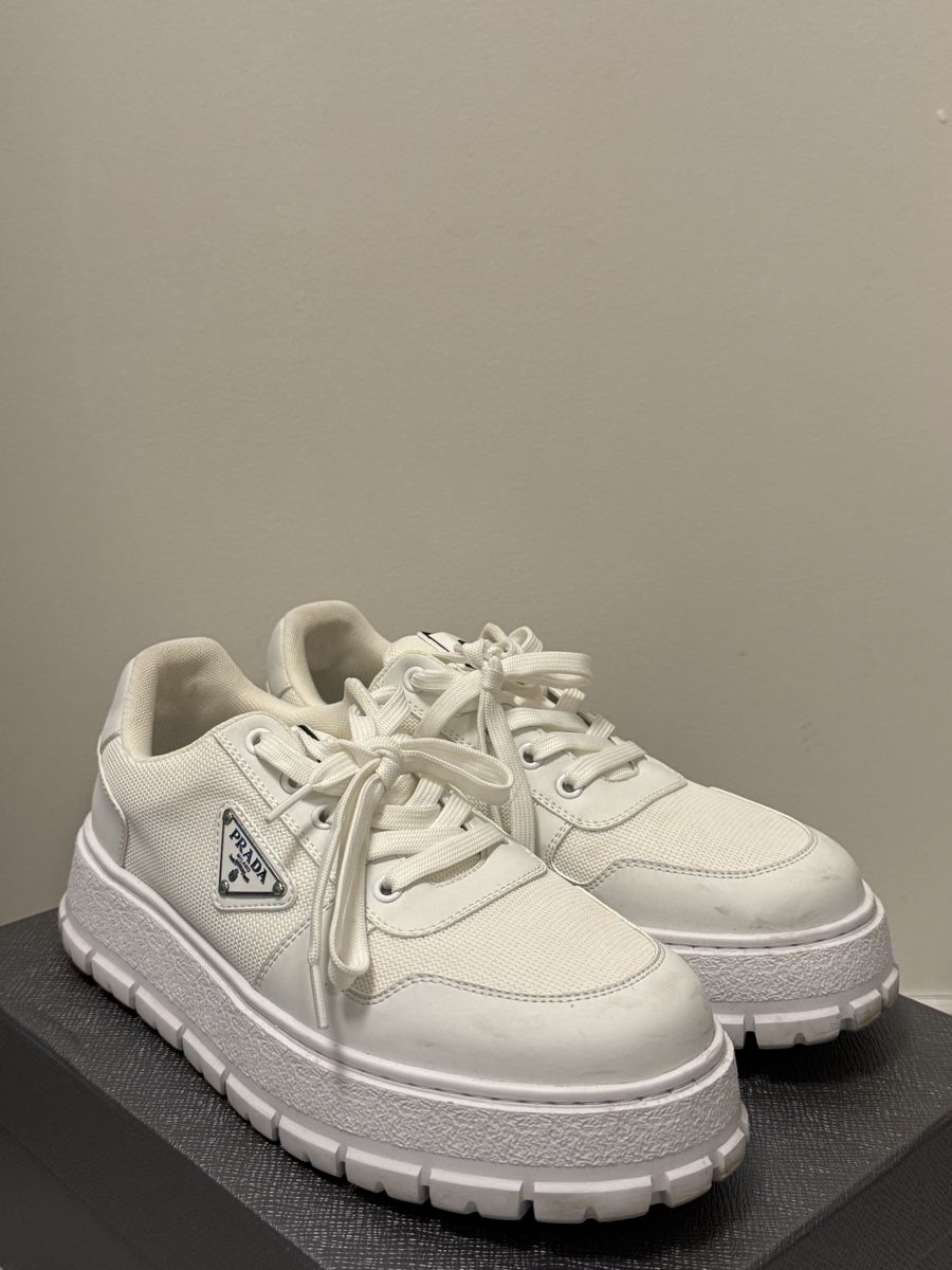 Prada Scarpe da uomo: Prada Turnschuhe weiss Grösse 41 mit Box – Usato da Liebefeld venduto da im23ph 1