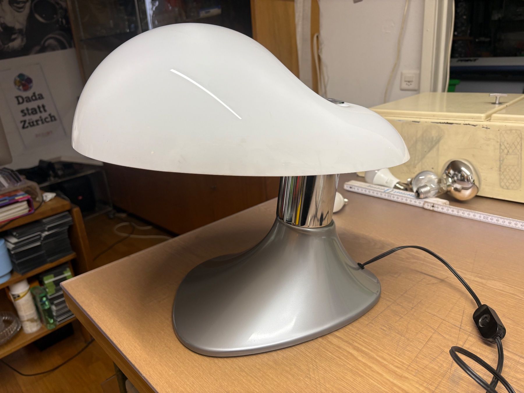 Guzzini Lampade: Vintage Pilzlampe/Tischlampe Space Age – Usato da Regensdorf venduto da Nessi1974