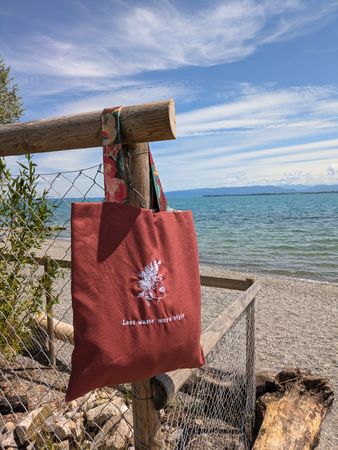 Tragetasche „Less Waste, More Style" mit StickereiUpcycling