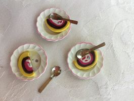 3 Dessert Teller mit Cassata Eis und Löffeli 1:12