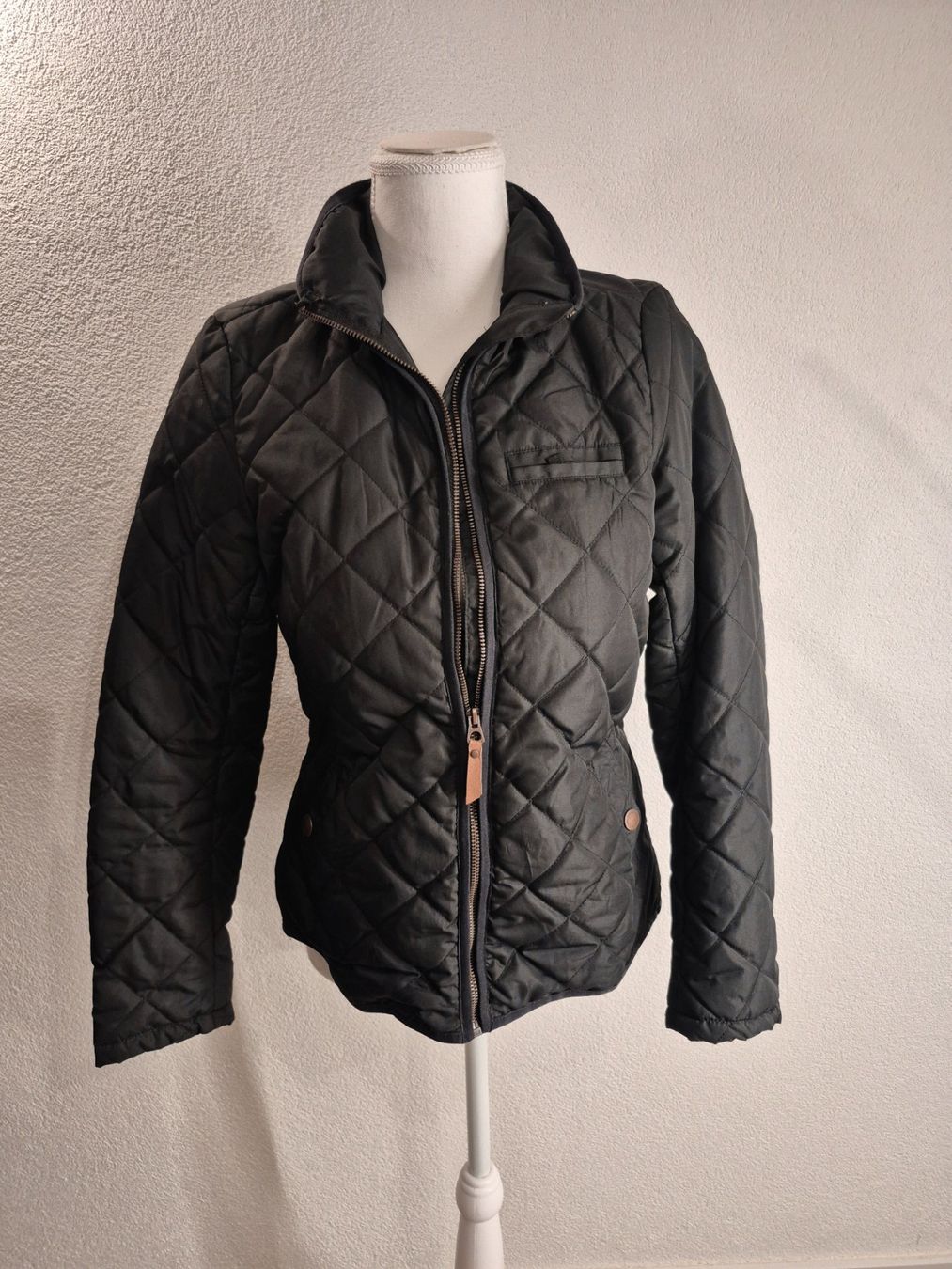 H&M Giacche: Schicke Steppjacke, H&M, schwarz, Grösse 36 – Nuovo (secondo la descrizione) da La Neuveville venduto da Vestiaire_2011