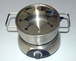 Fonduecaquelon aus Chromstahl mit elektrischer Heizplatte