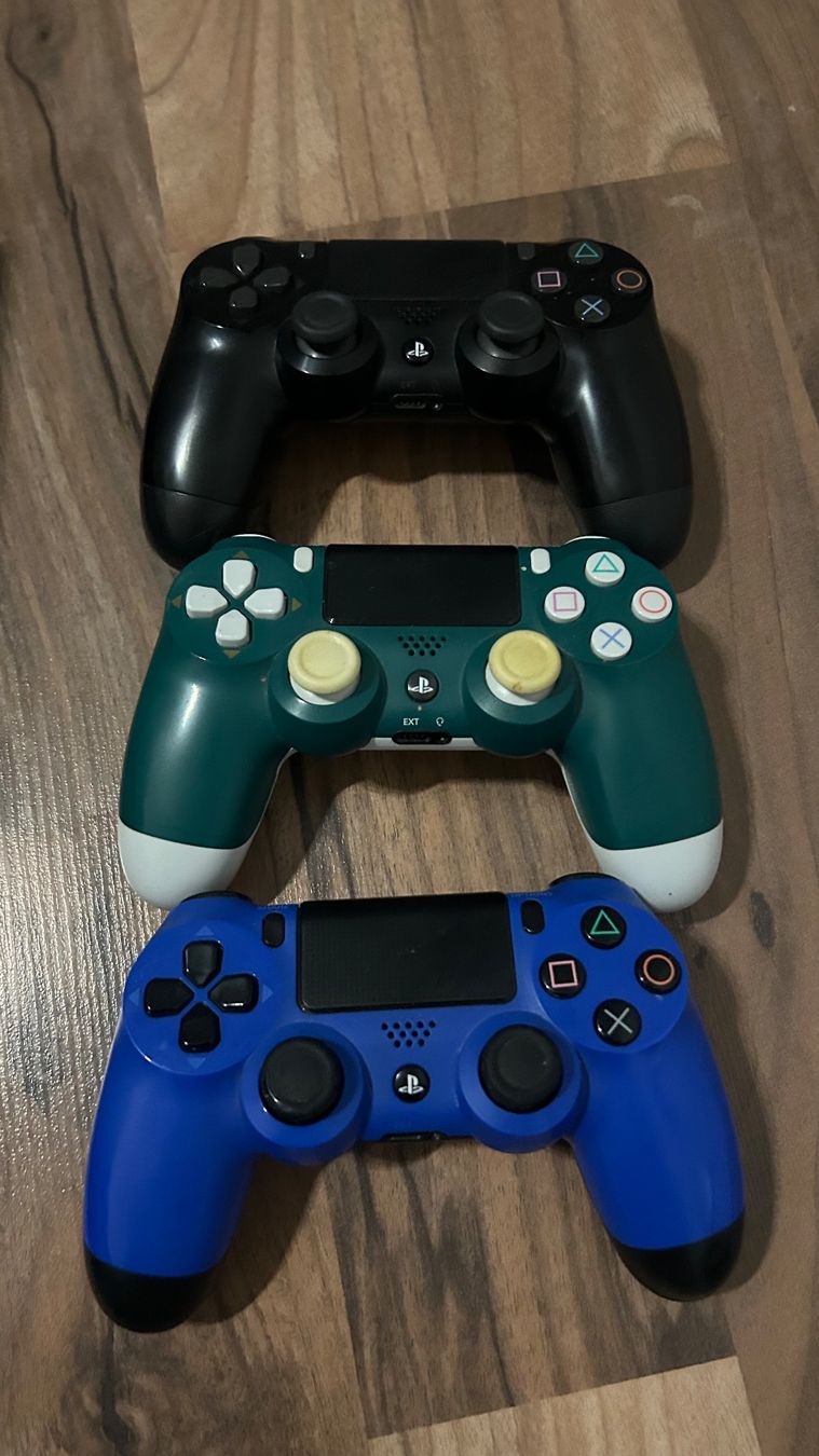Sony Console: PS4 mit 3 Controllern und Ladestation – Usato da Oberurnen venduto da simgug 1