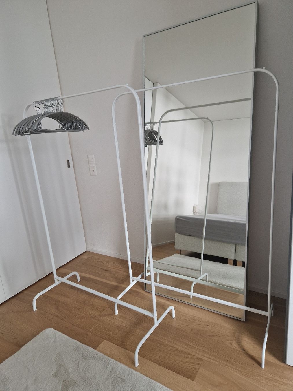 Guardaroba: Two white clothes racks – Usato da Zürich venduto da zvr_8cw6