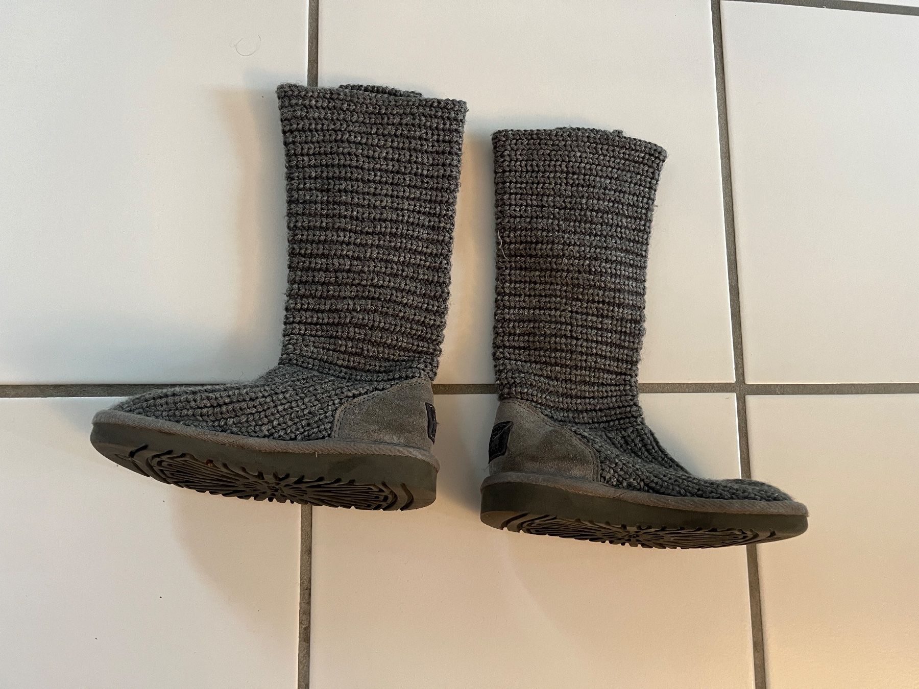 Ugg Chaussures filles: original UGGs, Gr. 27 – D'occasion à Flurlingen par absh 1