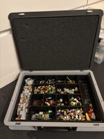 Lot de briques et figurines Lego dans mallette de rangement