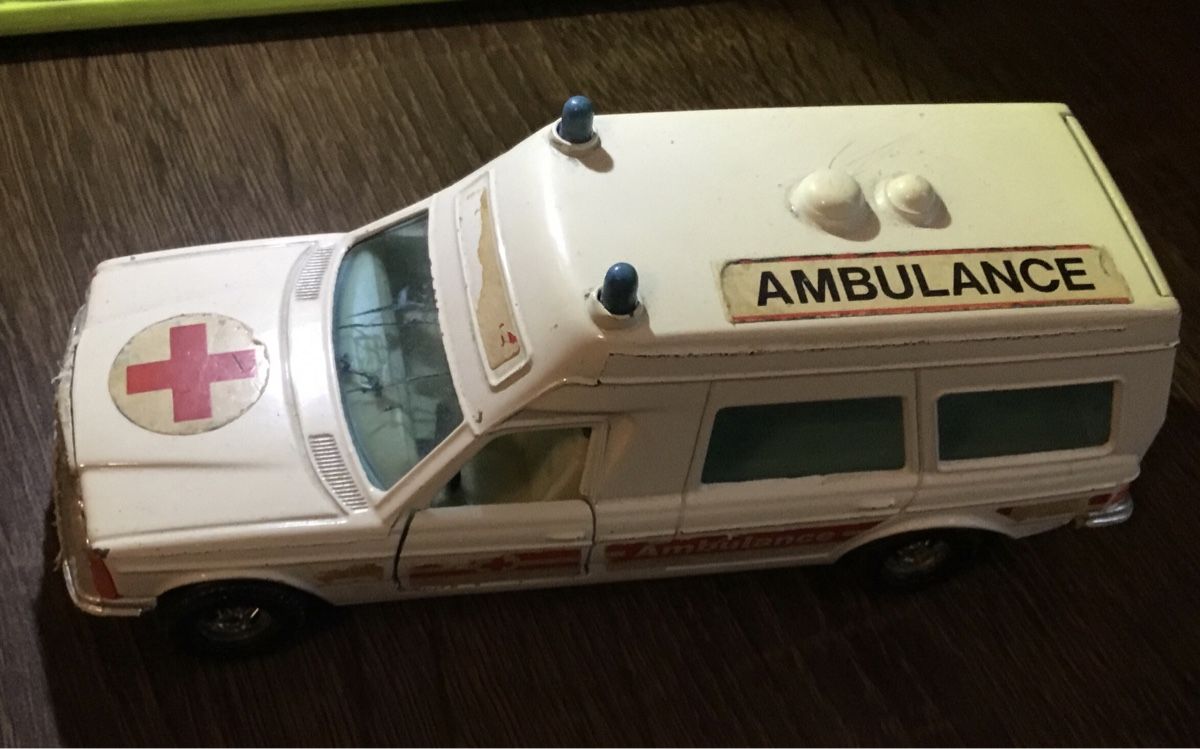 Spielzeuge: Spielzeugauto Krankenwagen – Gebraucht aus Schlieren von Jeajet 8