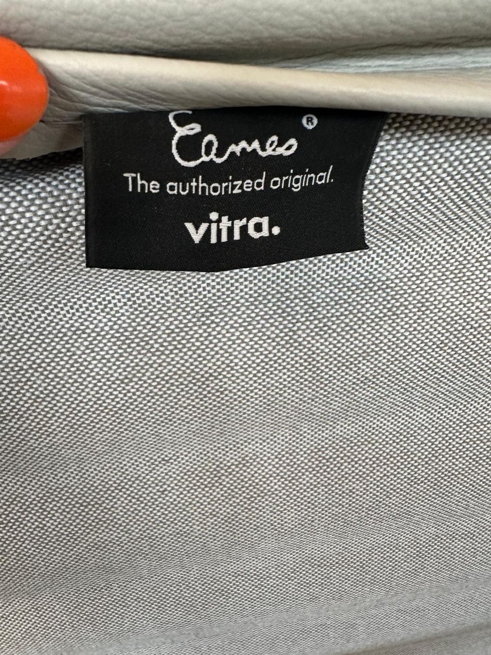 Vitra Stühle: Original Vitra Eames Aluminium Chair EA119 | Leder Hellgrau – Gebraucht aus Zürich von rec_w9tp 6