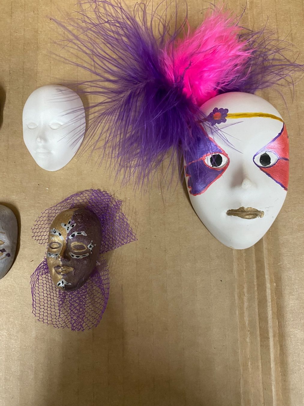 Tutte le decorazioni: Gibs Masken selbstbemalt – Usato da Eschlikon TG venduto da ArtRec 2