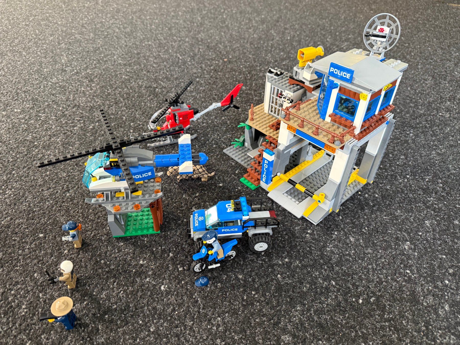Lego Kit di costruzioni: Lego 60174 Hauptquartier der Bergpolizei – Usato da Grüningen venduto da mscheu 2