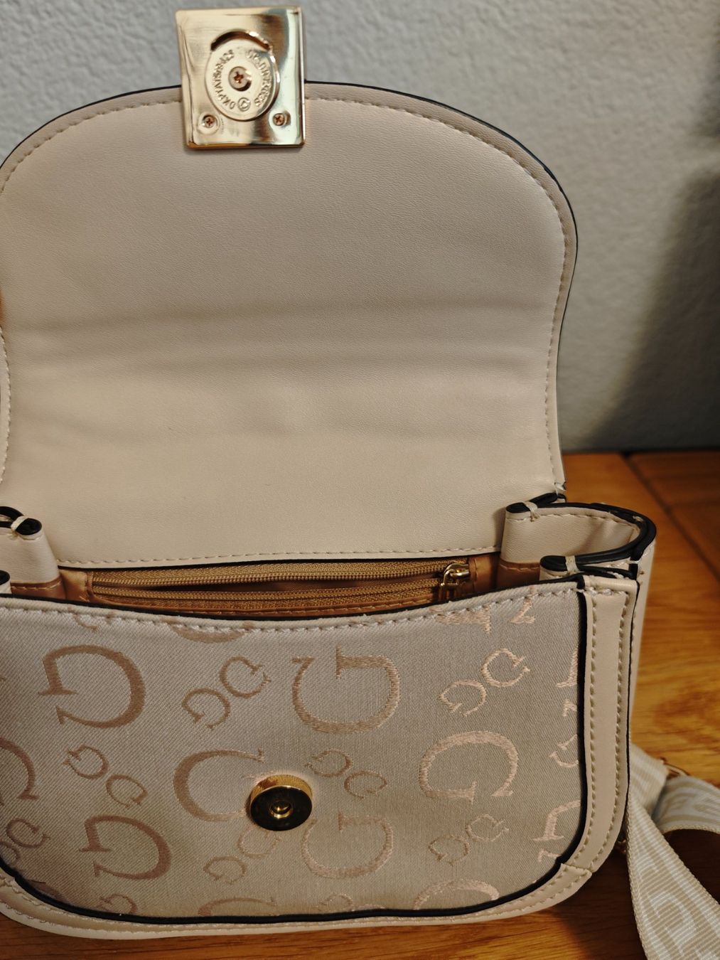Guess Taschen für Damen: Guess Handtasche in Beige 💕 – Gebraucht aus Gunzgen von 0Aurin0 2