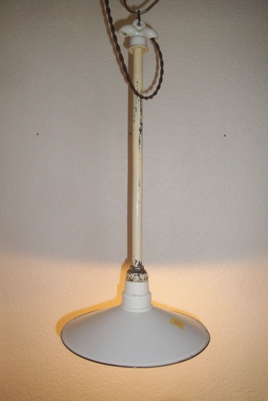 Lampade: Kellerlampe mit Emaillierter Lampensch. – Usato da Zürich venduto da Paykan