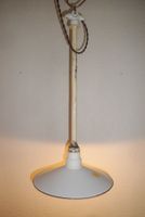 Kellerlampe mit Emaillierter Lampensch.