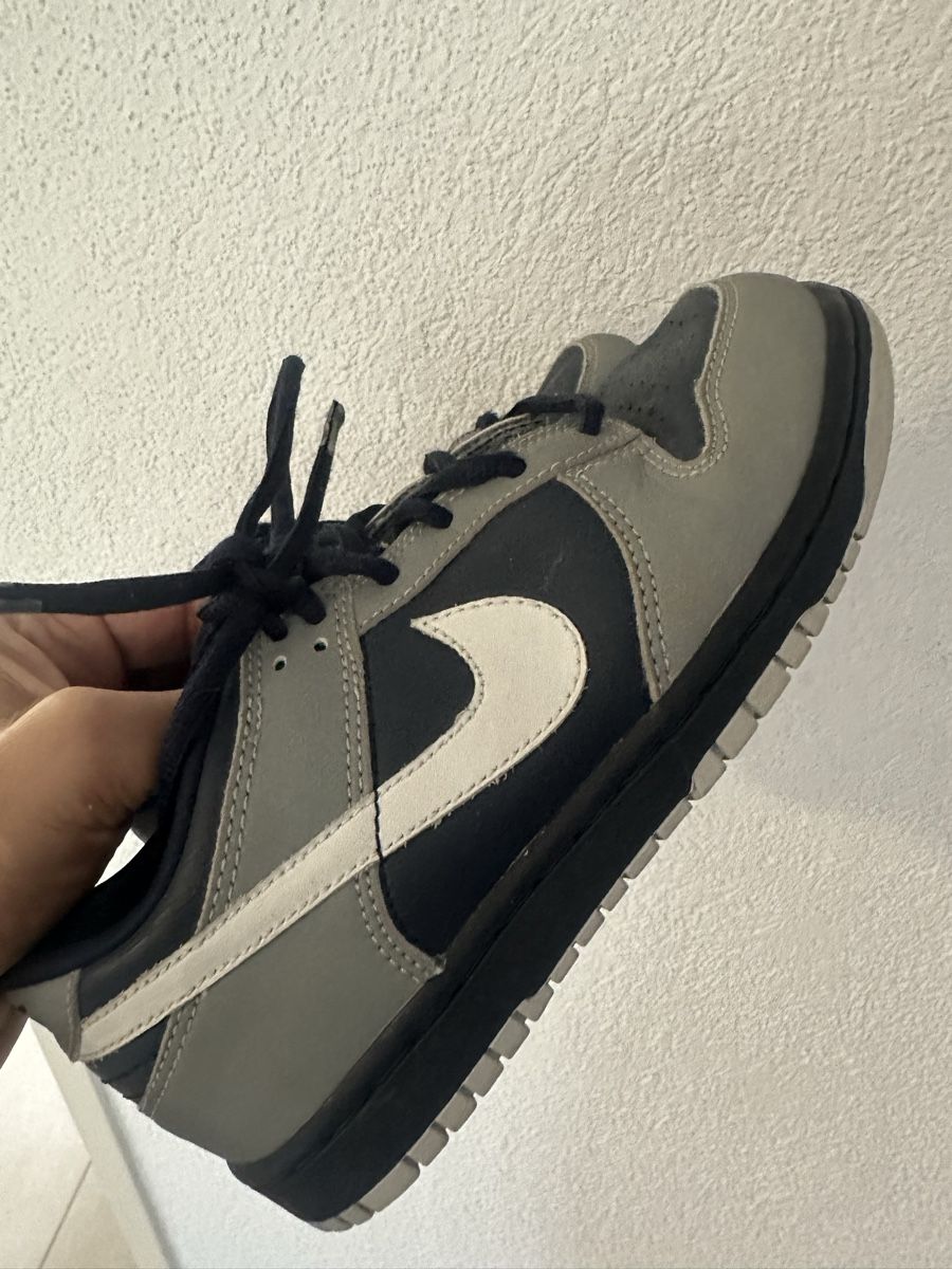 Nike Scarpe da uomo: Nike reflektierende Turnschuhe Gr 32 – Usato da Busswil venduto da billib