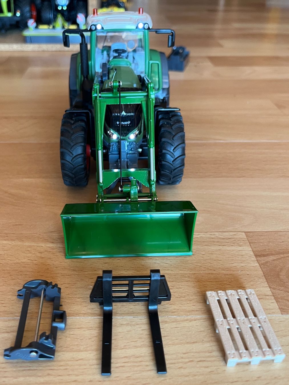 Fendt Trattori: Siku Control Fendt 939 mit Frontlader – Usato da Montricher venduto da Xenia111 3