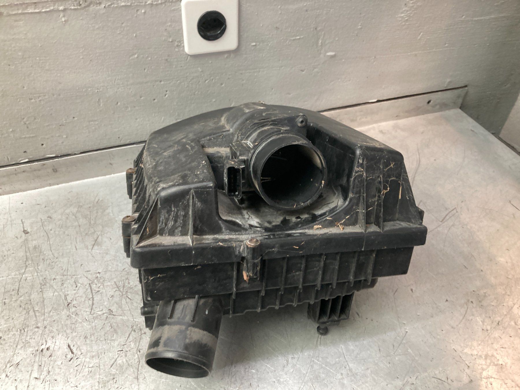 Opel Tutti pezzi di ricambio auto: Opel Vivaro 2.5  / Renault Trafic Luftfilterkasten LMM – Usato da Cham venduto da WB2223 1