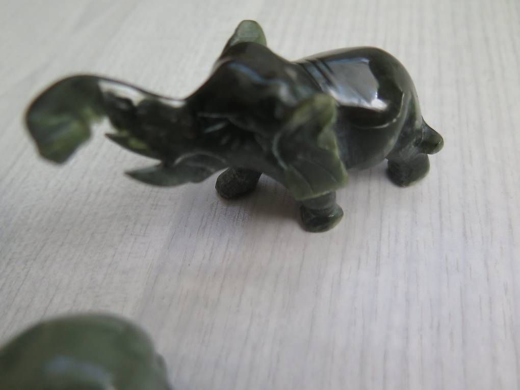 Figuren: 3 Grüne Jade Elefanten in Grün – Gebraucht aus Schaffhausen von Yamakana51L8736OQ8 2