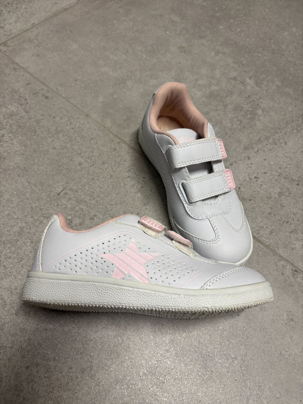 Scarpe per ragazze: Baskets blanches fille taille 32 neuf sneaker – Nuovo (secondo la descrizione) da Salvenach venduto da gwenwywar