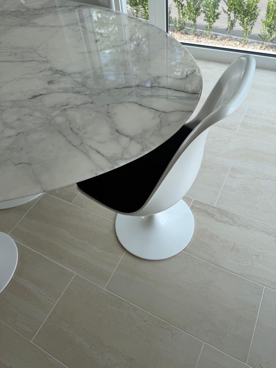 Knoll Set di tavolo e panche: Knoll Oval Saarinen table – Nuovo (secondo la descrizione) da Zürich venduto da Claus-Zr 1