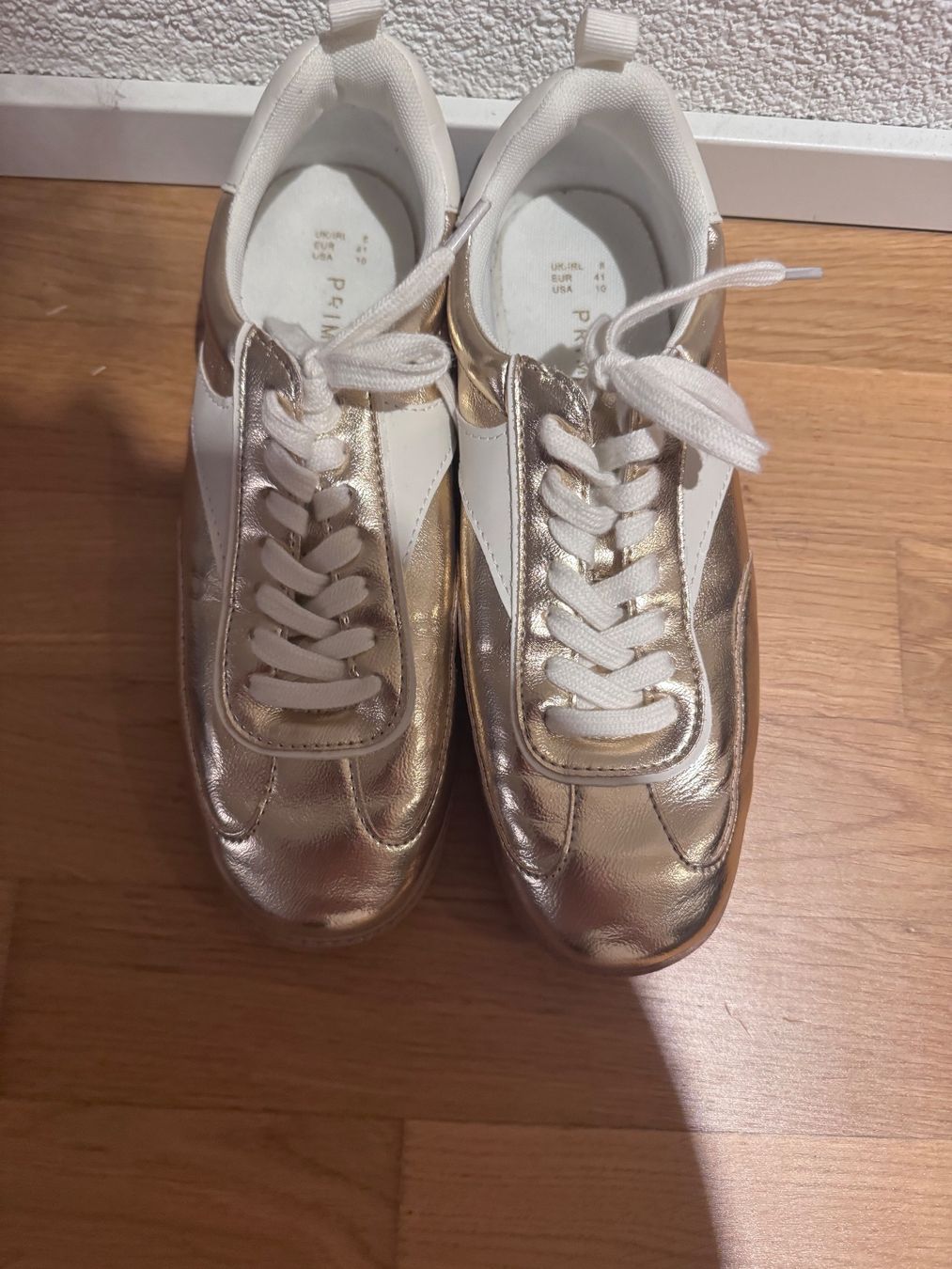 Damenschuhe: Goldene Sneaker – Gebraucht aus Ostermundigen von farfallina1606