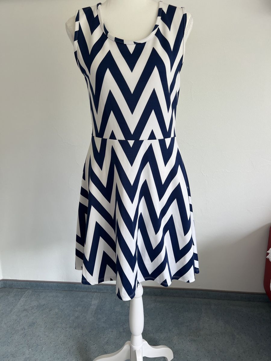 Vestiti: Sommerliches Kleid mit Zickzack Muster, Grösse M – Usato da Oberuzwil venduto da DanaB01