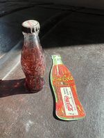 Coca Cola Trinkspiel Blechschild und miniatur Flasche um 193