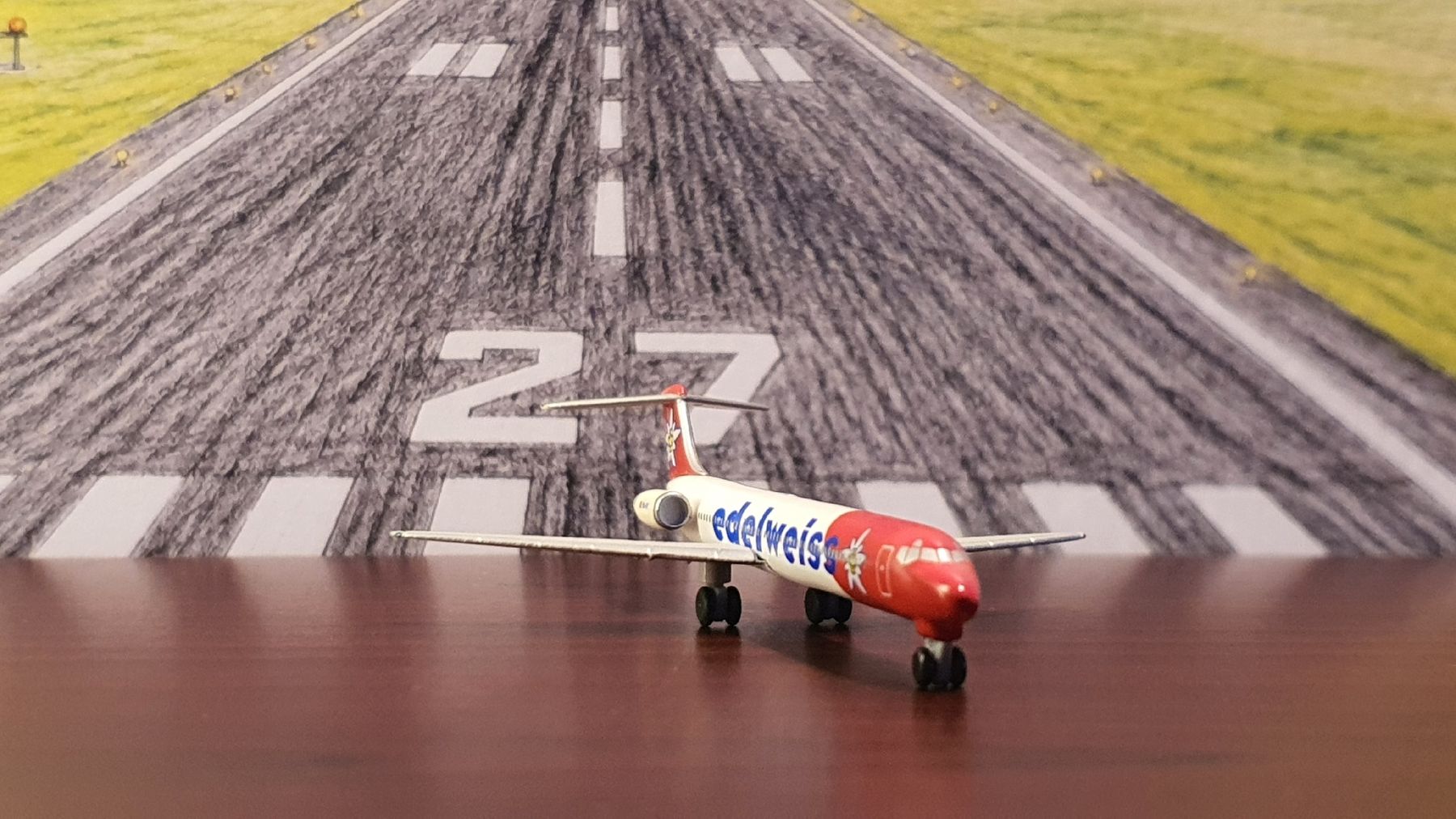 Herpa Kit di modellismo & Modellini statici: HERPA EDELWEISS MCDONNELL DOUGLAS MD-83  – Usato da Männedorf venduto da Modellbau-wyss 3