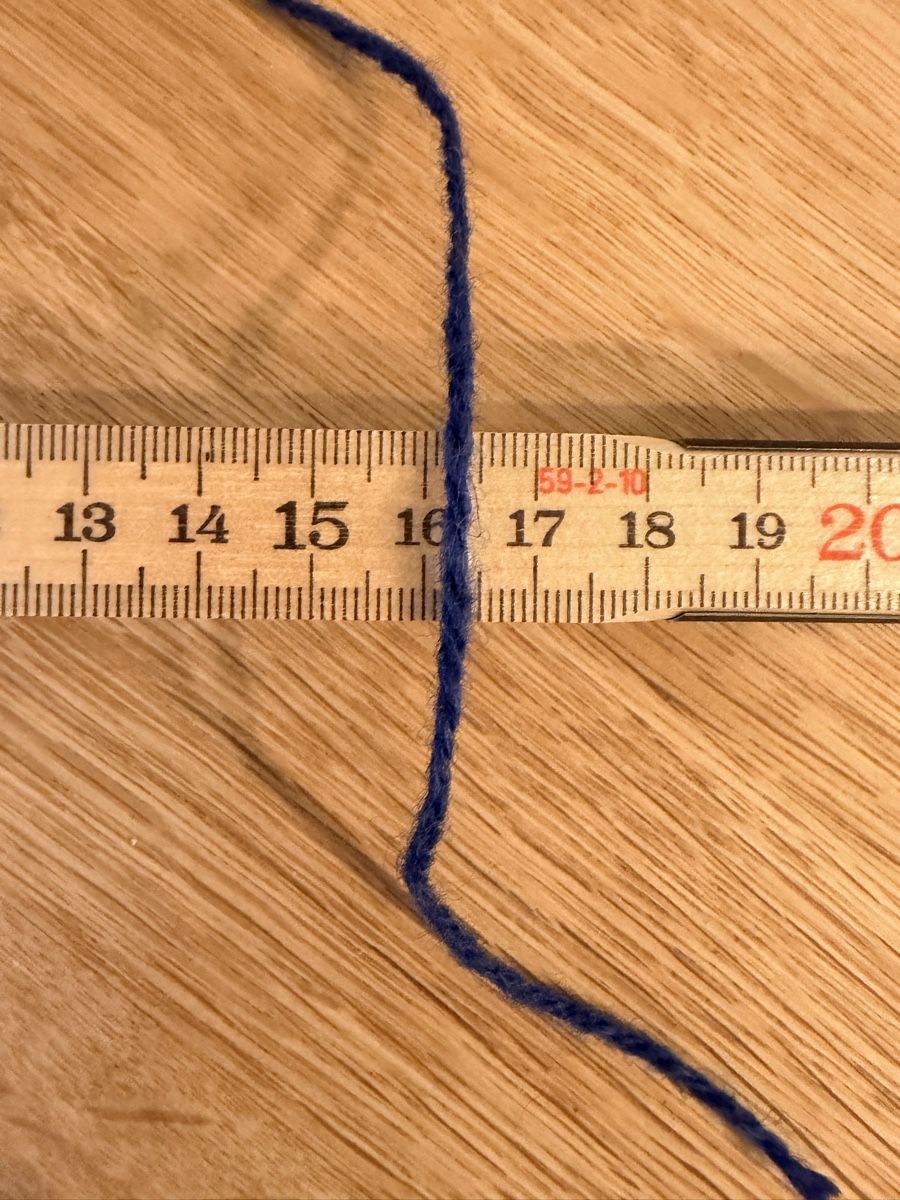 Wolle: Dunkelblaues Garn, ideal zum Stricken oder Basteln, 594g – Neu und originalverpackt aus Luzern von Mir_Daria 2