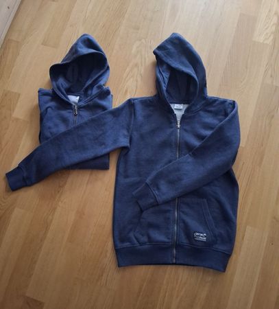 Sweatjacke mit Kapuze  2 Stück Gr. 146/152