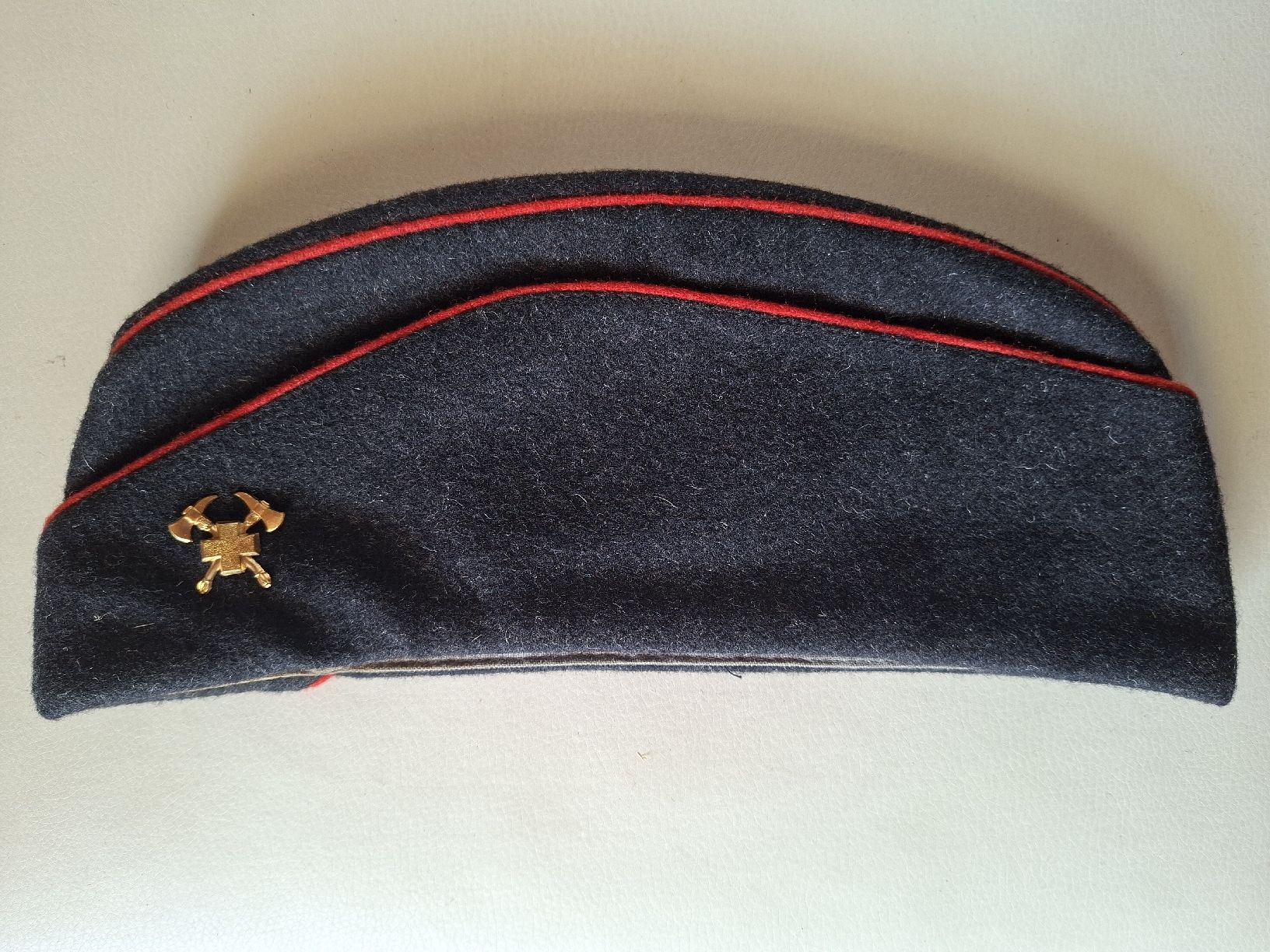 Uniformi: Antiker Schweizer Feuerwehr Mutz,  Grösse 57 – Usato da Schwanden Sigrisw venduto da cadieux71