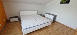 Bett 180x200cm mit Nachttischen & Kommode, ohne Madratzen