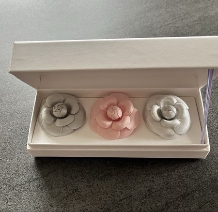 Chanel 3 broches camélias 😊 collection 😊