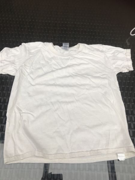 Camicie, T-shirt & Polo: Kinder T-Shirt 128/134 beige – Usato da Bergdietikon venduto da antovale