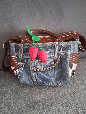 Jeans Handtasche mit Erdbeeren-Anhänger, Top Zustand!