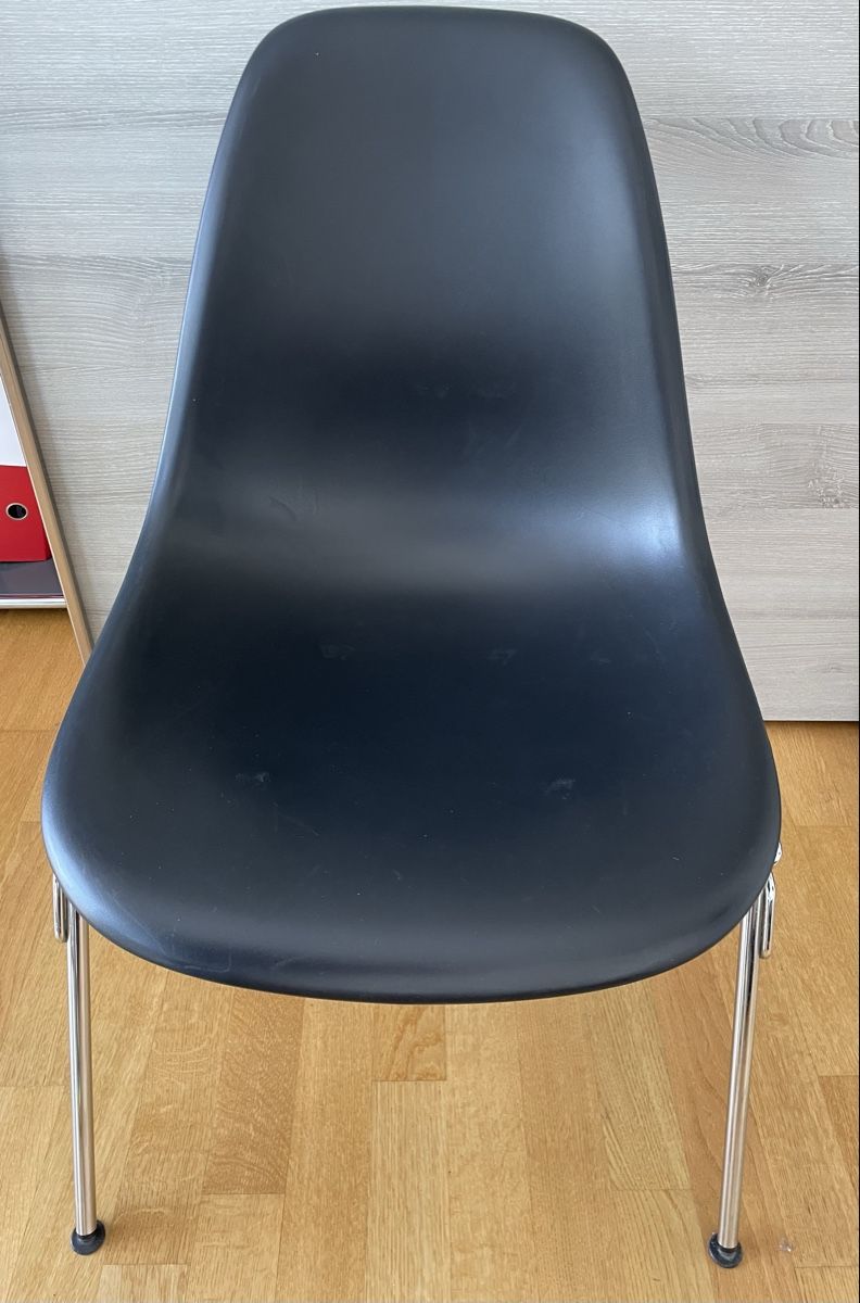 Sedie: Vitra Eames Plastic Chair, Schwarz, – Usato da Urdorf venduto da Msakul